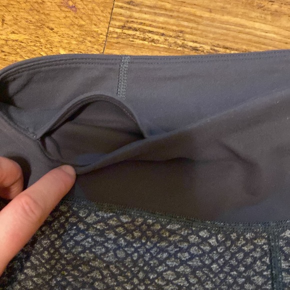 Under Armour All Season Gear Alligator Patten Leggings - Picture 2 of 6